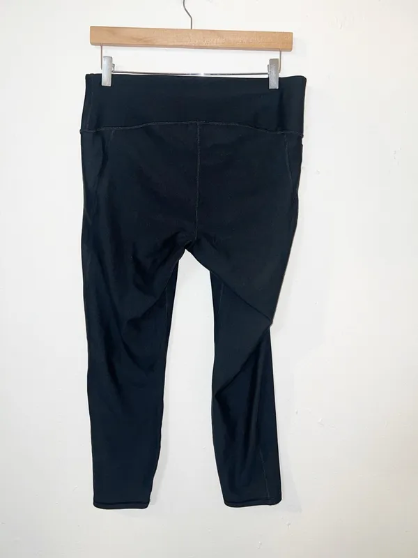 Under Armour Black Capri 24” Leggings with USA Dot Detail - Image 7