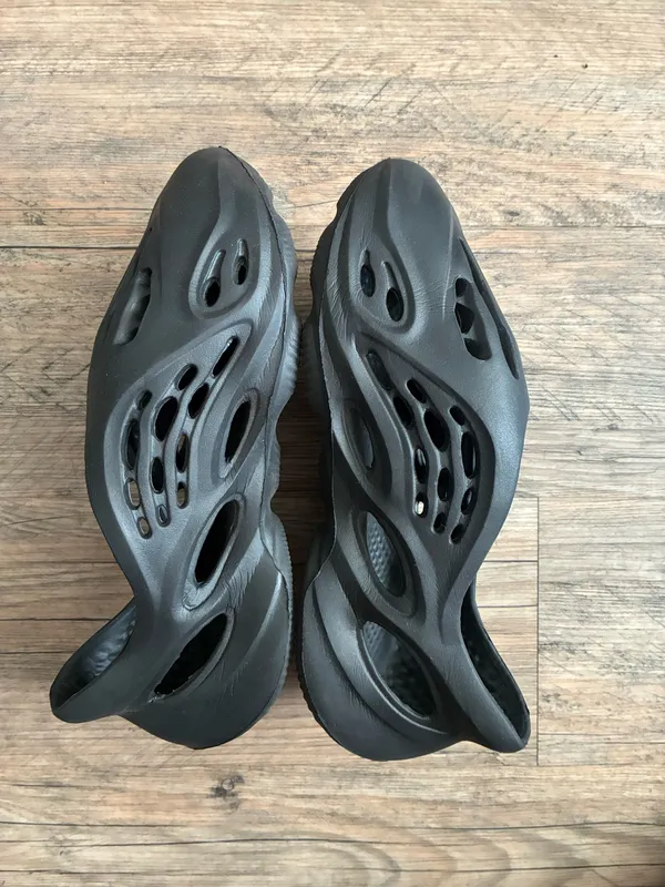 Unisex Casual Slip-On Foam Clog in Black - Image 3