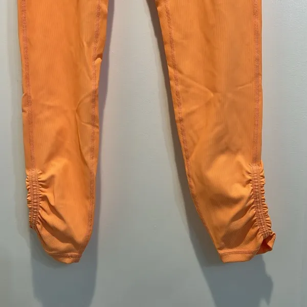 Wilo Melbourne-Australia peach colored leggings size small. NWOT! - Image 2