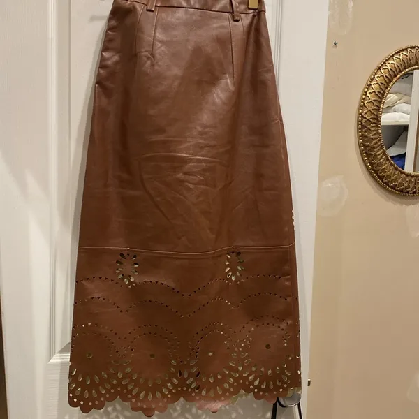MIDI FAUX LEATHER SKIRT- XS. (Small tear see photo) - Image 4