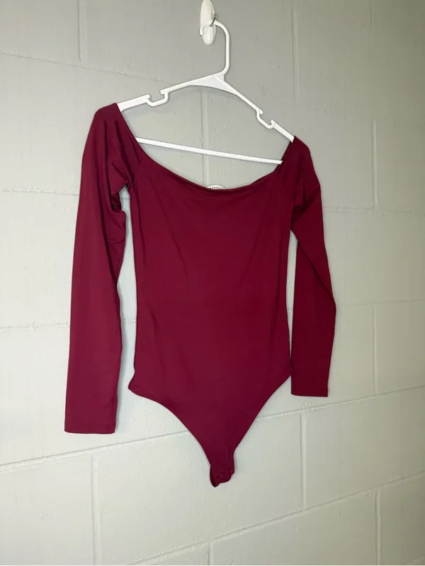 Babaton Aritzia Contour Off the Shoulder Bodysuit in Wine Red Women’s Size Small - Image 4
