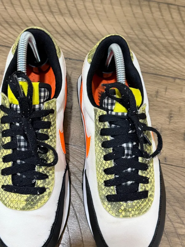 Woman Size 8 Nike Shoe - Image 4