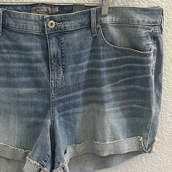 Torrid 5 INCH VINTAGE STRETCH MID-RISE SHORT SIZE 26 - Image 4