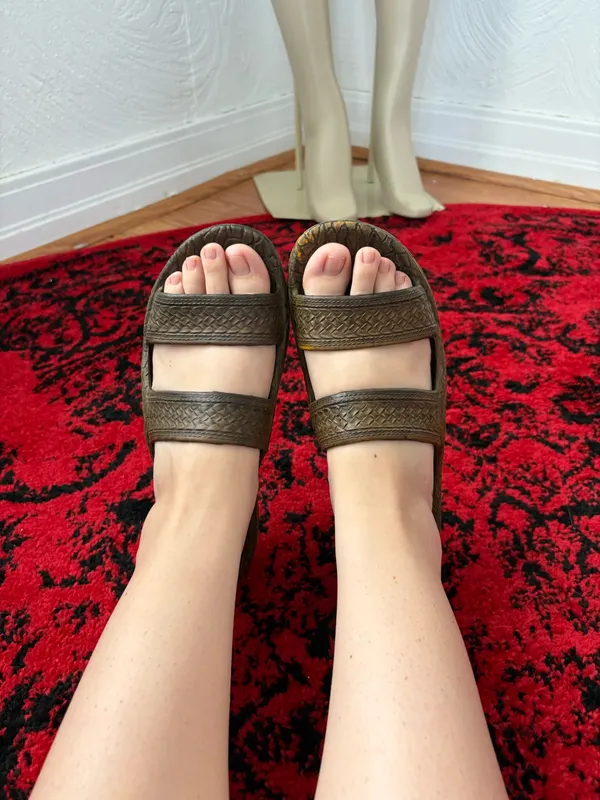 Tan comfy slides from Hawaii Brown Size 9 - Image 7