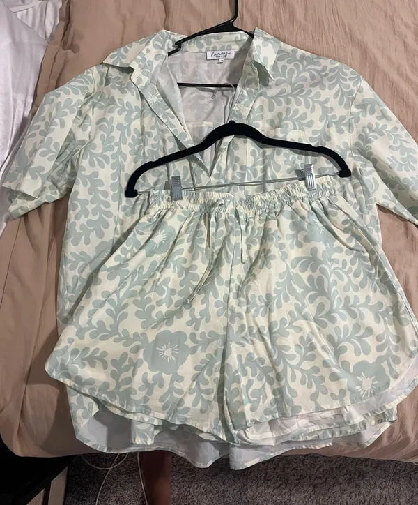 Green and white shirt/short set Size L - Image 3