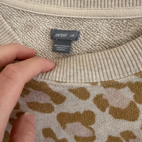 Aerie Tan and Cream Leopard Print Sweater - Image 4