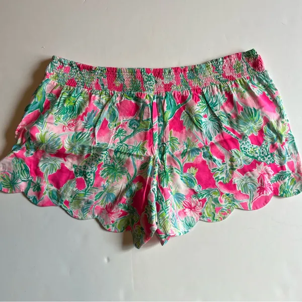 Lilly Pulitzer Pink and Green Floral Scalloped Shorts - Image 2