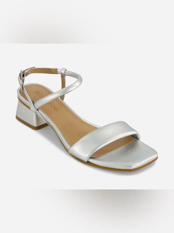 Bernardo Josei Metallic Silver Leather Low Heel Sandals Size 10 - Image 2
