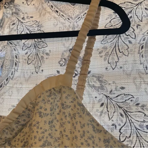 Sienna Sky Cream‎ And Blue Floral Tank Top Size Large - Image 4