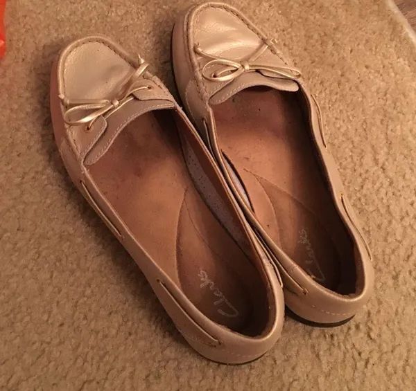 ❗️FINAL SALE ❗️ Clarks gold loafer flats - Image 3