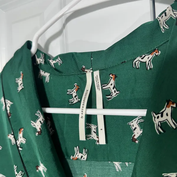 Anthropologie Blouse Womens Small Green Dog Print Short Sleeve Top Pajamas Silky - Image 2