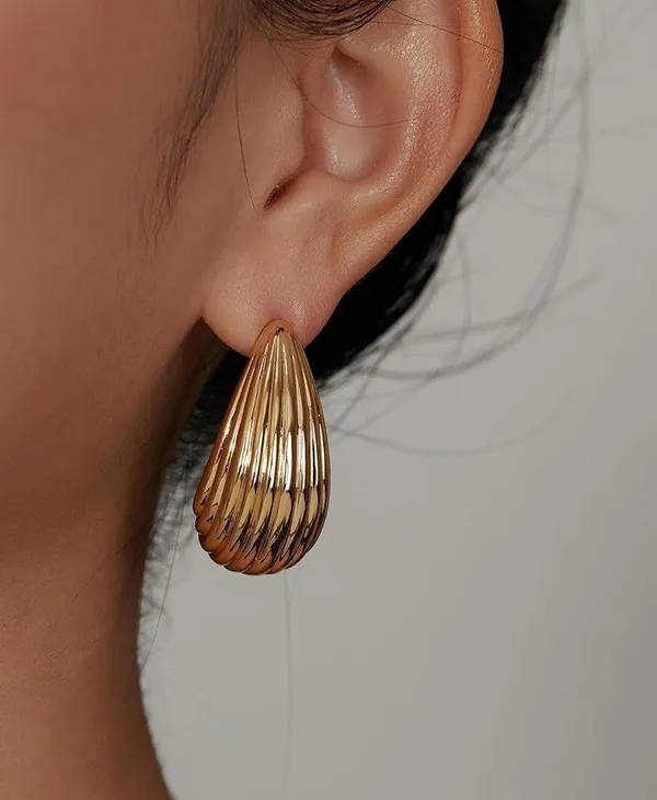NWT  Gold Seashell Earrings - Image 4