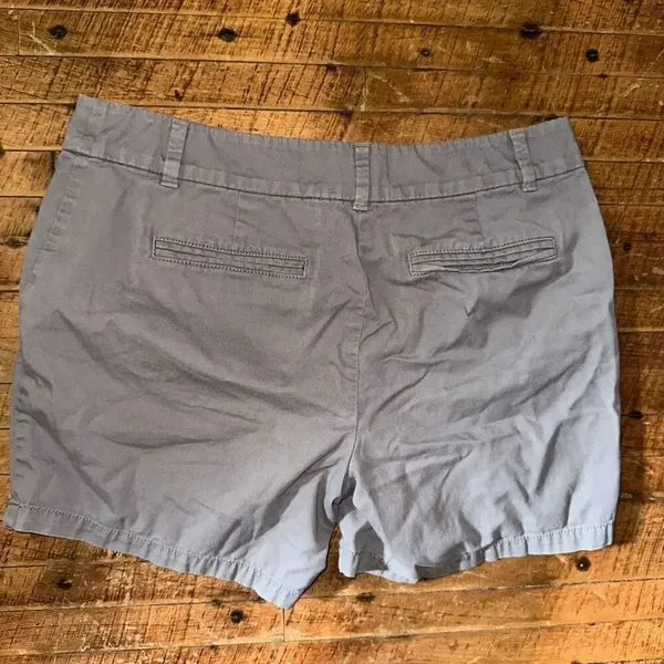 Loft gray flat front normcore size 8 minimalist 6” shorts - Image 3