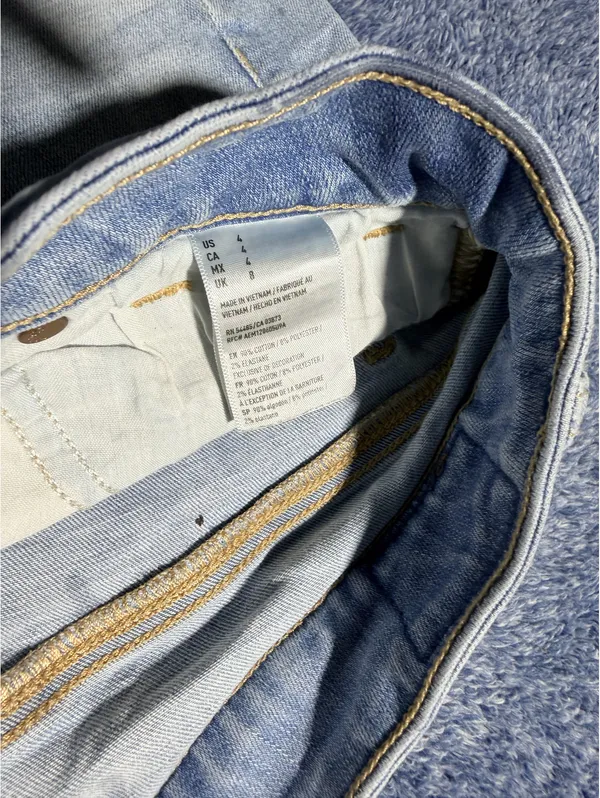 American Eagle Light Wash Denim Shorts with Frayed Hem Size 6 - Image 4