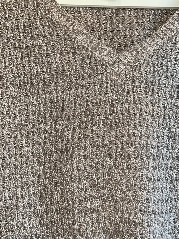 🌸American Eagle Outfitters Women's Cable Knit Sweater V-Neck Grey XSMALL - Image 5