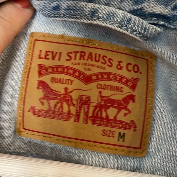 Levi’s cotton denim jacket with white embroidered flowers M - Image 4
