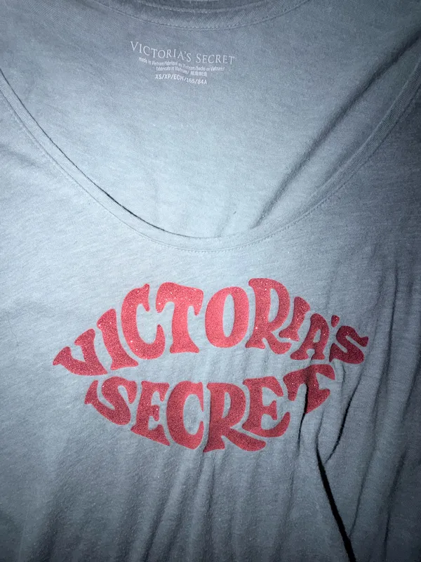 Victoria's Secret Nightgown Sleepshirt Gray Red Glitter Lips Graphic Womens XS - Image 4