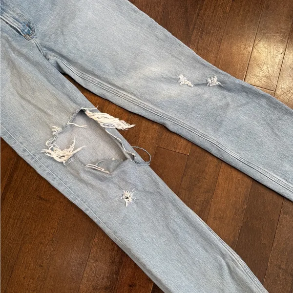 Abercrombie and fitch light wash high waisted straight leg ripped jeans US 25 - Image 7