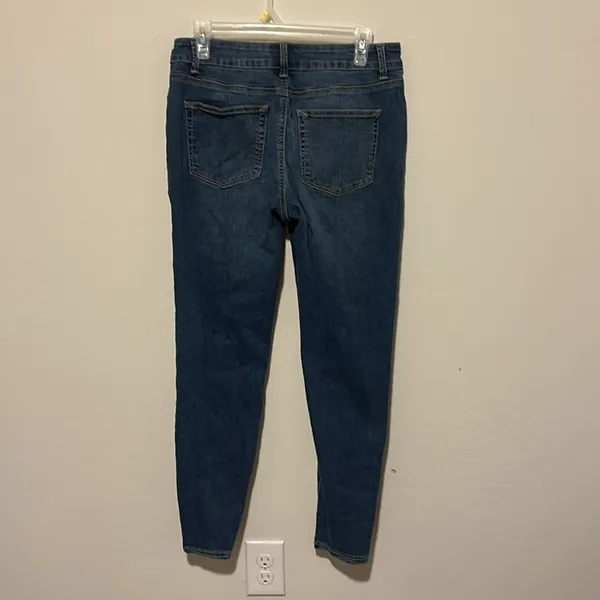 5/$30 🎈 Maurices women’s medium distressed denim Jeggings - Image 3