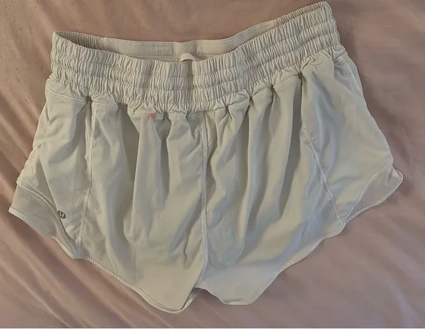 Lululemon Hotty Hot Shorts 2.5" High-Rise white - Image 3