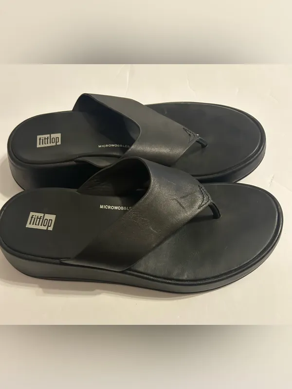 Fitflop Women's Black Crossover Thong Sandals - Image 4