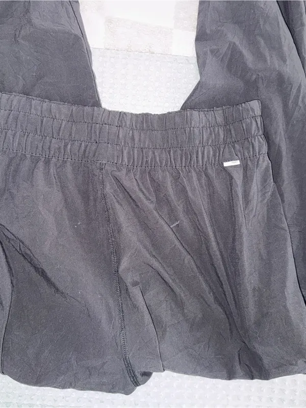 Vuori Women's Villa Cargo Jogger size Small - Image 5