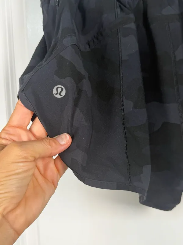 Lululemon Hotty Hot High-Rise Short 4" in Heritage 365 Camo Deep Coal Multi Blac - Image 5
