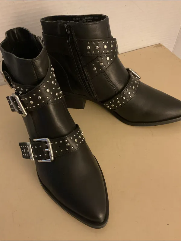 Steve Madden women Black leather Studded Buckle biker moto Ankle Boots US 6 - Image 4