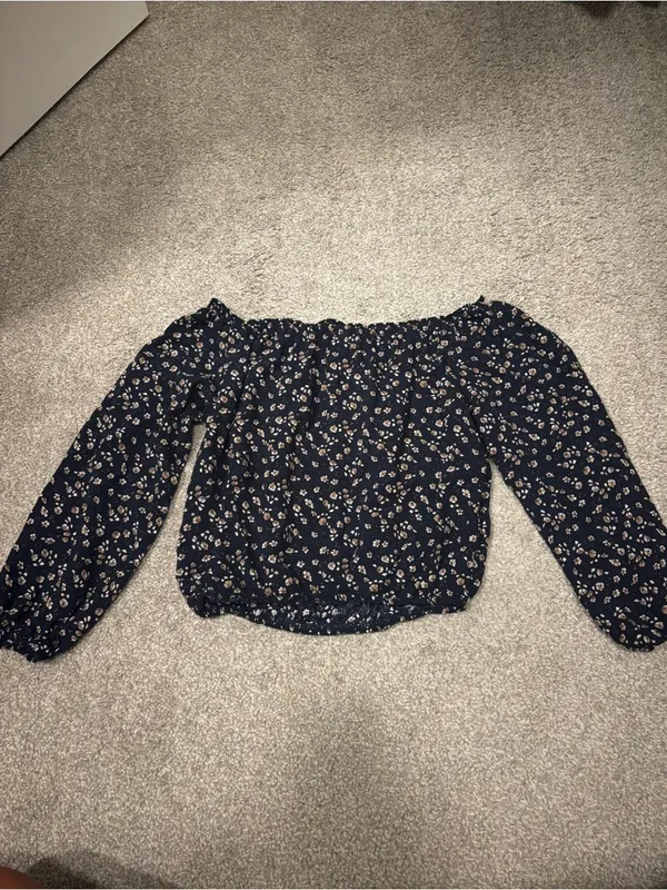 Brandy Melville Navy Floral Off the Shoulder Crop Top - Image 3