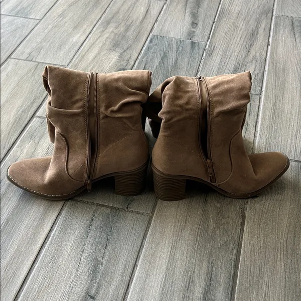 Universal Threads Tan Heeled Boots - Image 3