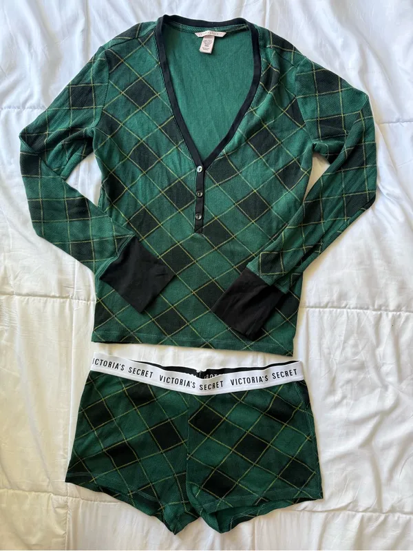 Victoria's Secret Green Argyle PJ Set with Black Trim - Image 8