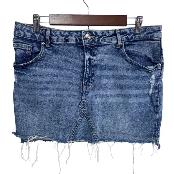 H&M Divided Women's Size 12 Blue Denim Mini‎ Skirt Distressed Raw Hem - Image 2