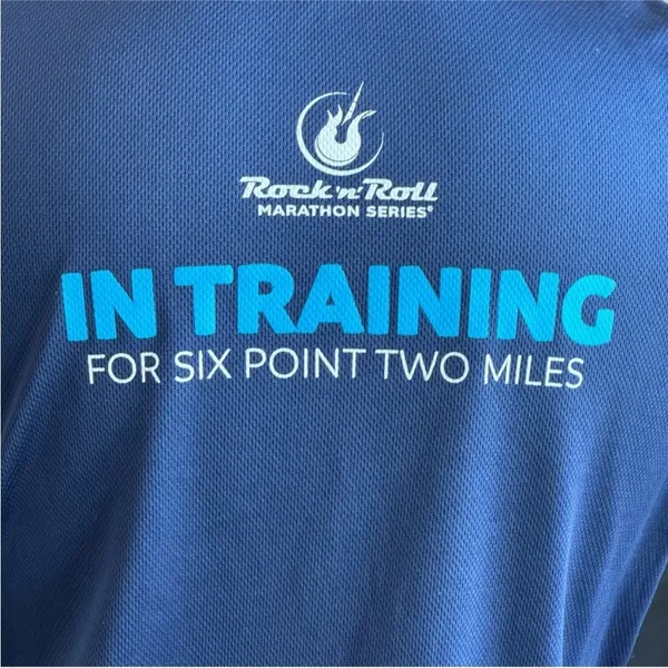 Brooks 10k rock n roll marathon series in training shirt - Image 6