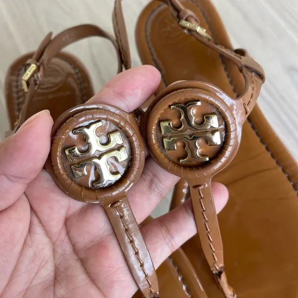 Tory Burch Tan Leather Sandals with Gold Emblem - Image 8