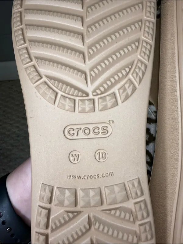 CROCS Women's Sloane Graphic X-Strap Slide Sandal in Leopard Print Size 10 - Image 8