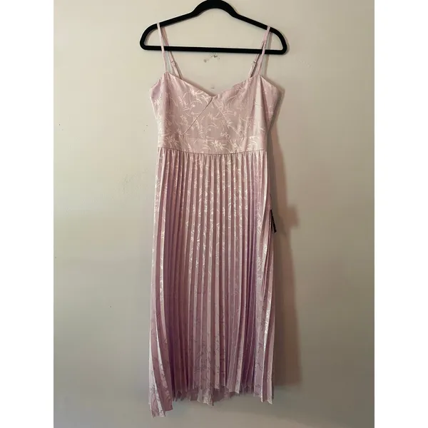 NWT Lulus Lavender Purple Satin Pleated Floral Midi Dress Women's size Medium - Image 2
