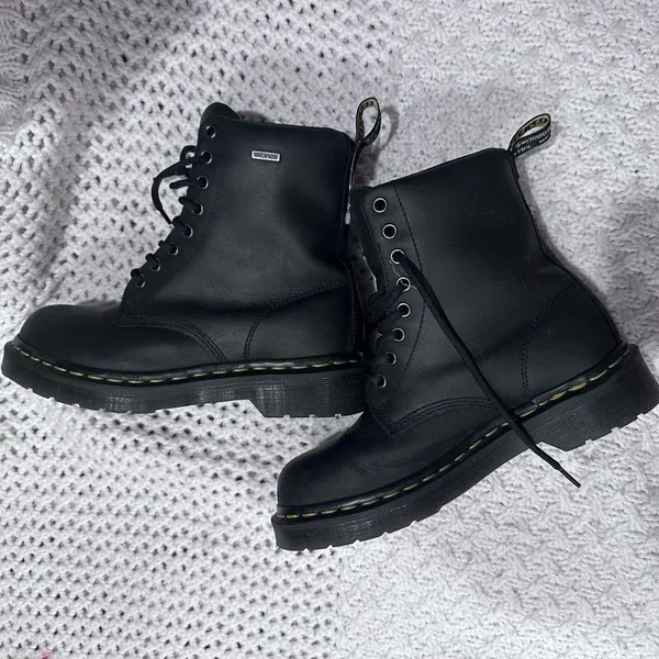 Dr. Martens WOMENS size 6 drywair Black Shoes waterproof - Image 5