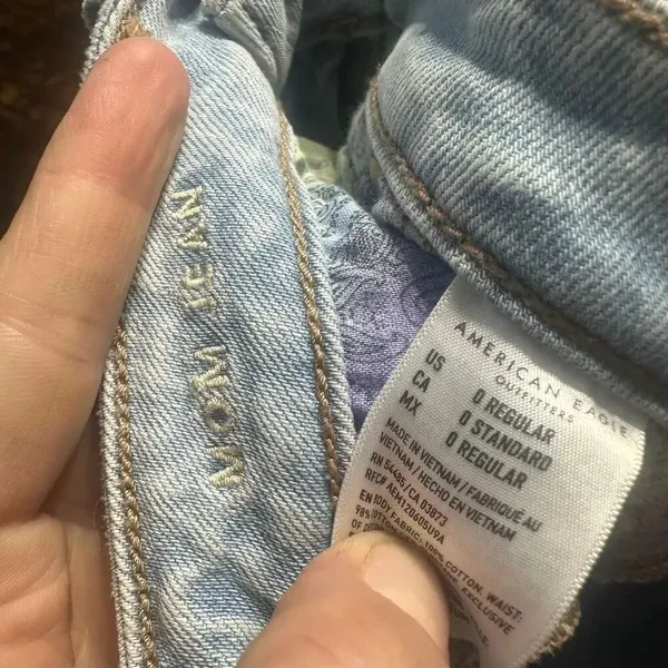American Eagle Mom destroyed light wash relaxed jeans - Image 4