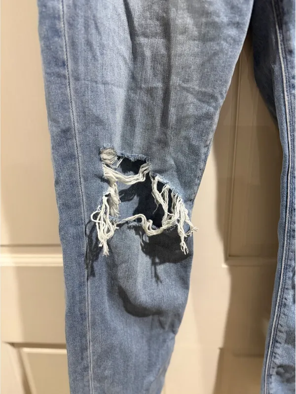American Eagle Light Wash Mom Jeans Size 6 - Image 10