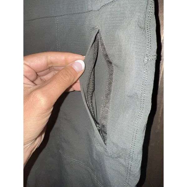 Athleta‎ Shorts Women's Olive Green Size 14 Stretch Shorts With Zipper Pockets - Image 2