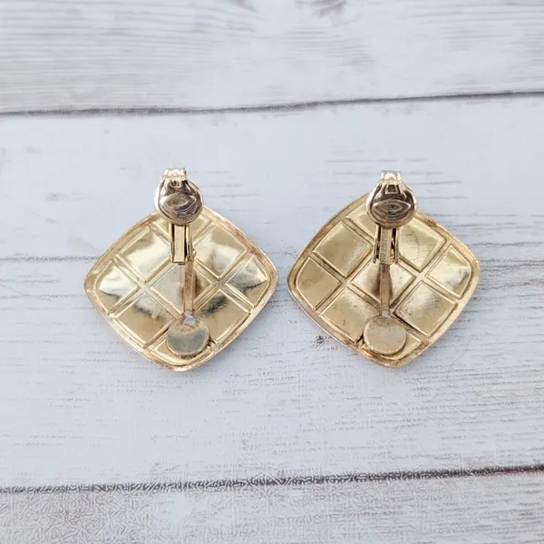 Vintage Clip On Earrings Black, Red, Gold Tone Checkered Pattern Red - Image 5