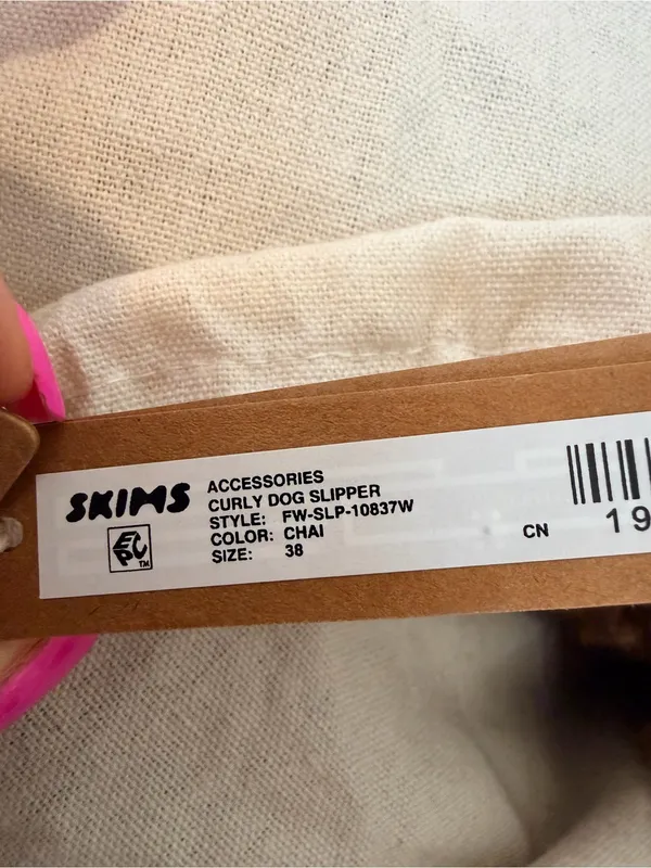 NWT Skims Curly dog faux fur slippers in chai size 38 new in bag - Image 12
