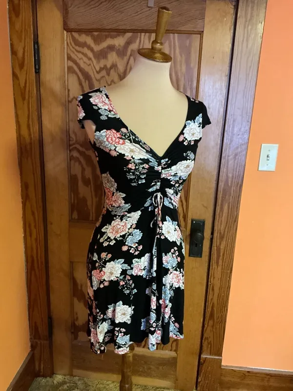 Love Fire Floral Ruched Mini Dress Black Pink Stretch Fit Flirty Date Night - Image 9