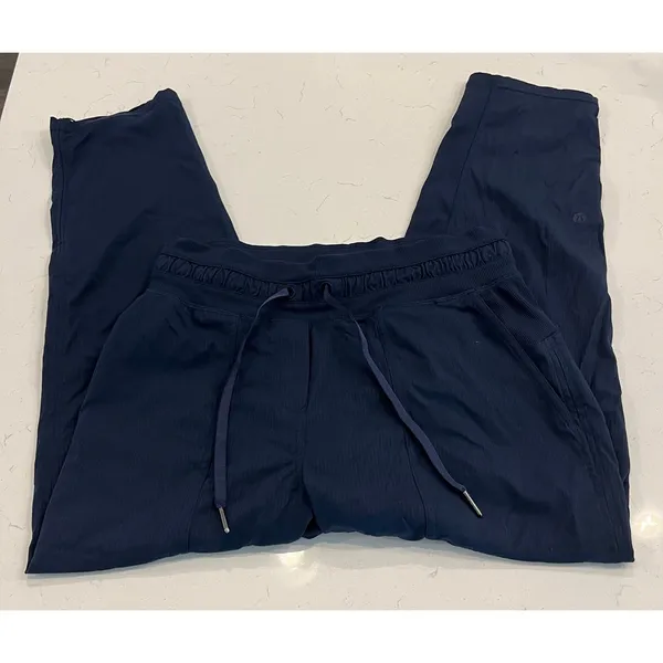Lululemon Dance Studio Mid-Rise Crop 25" in True Navy size 6 - Image 4