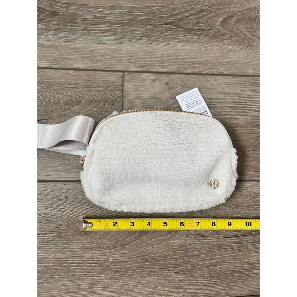 Lululemon Everywhere Belt Bag *Fleece - White and Gold - Image 10