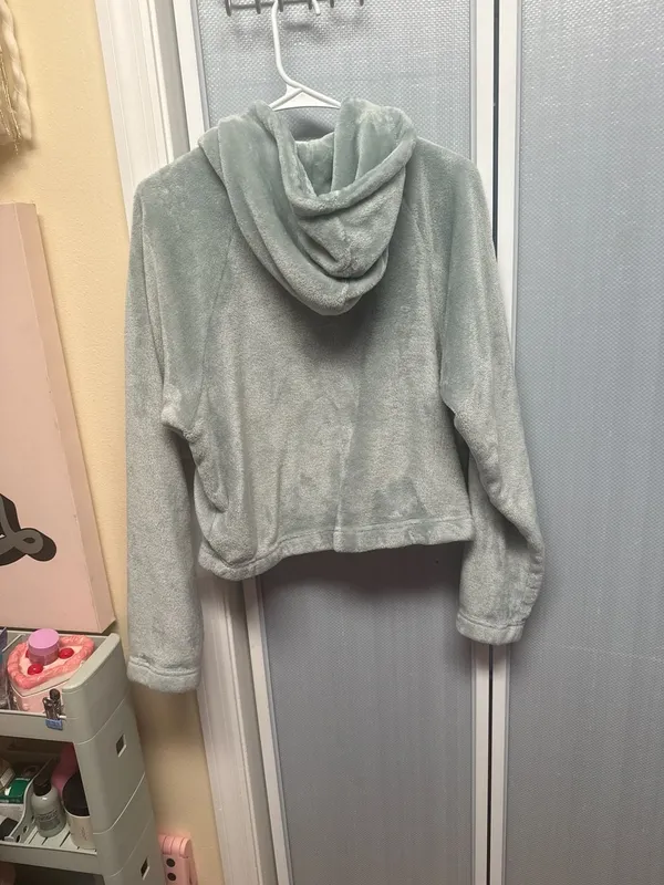 Hollister Sage Green Plush Fleece Cropped Hoodie Size S - Image 4