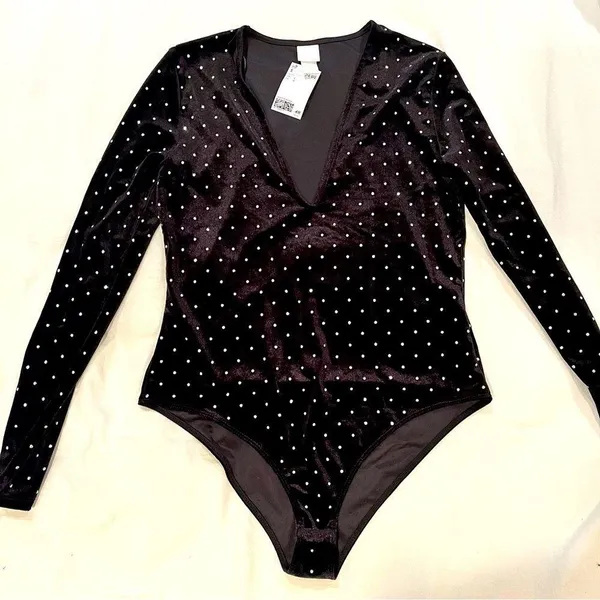 NWT V-Neck Long Sleeve Bodysuit - Image 4