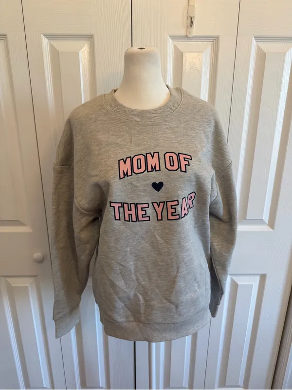 Favorite Daughter Mom of the Year Crewneck Sweatshirt Size Small NWT - Image 5
