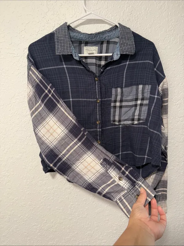 AMERICAN EAGLE Navy Blue Plaid Cropped Button Down Flannel Size Large - Image 4
