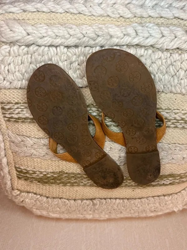 Tory Burch Brown Leather Logo Medallion Thong Sandals Size 11 - Image 4